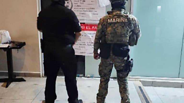 Autoridades colocaron sellos en el bar de Cancún en que fueron localizadas 16 presuntas víctimas de trata de personas.