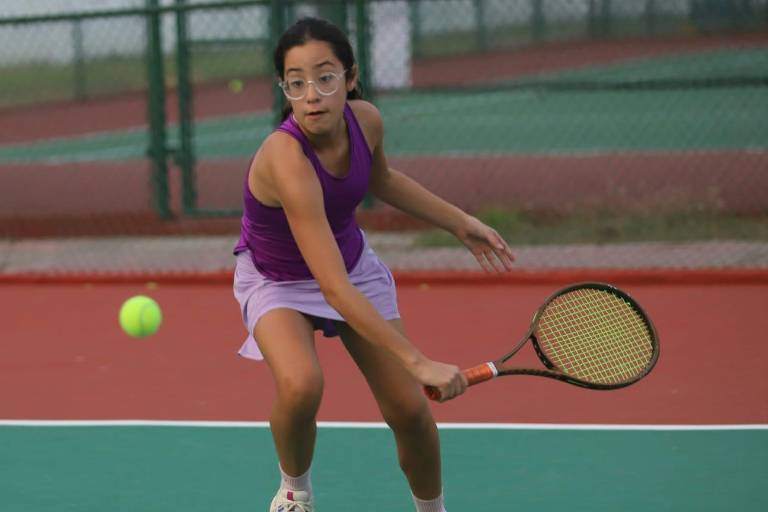 Aurora Téllez y Román Lizárraga brillan en el Circuito Municipal de Tenis en Mazatlán