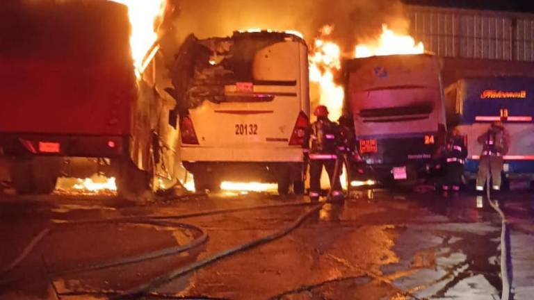Se incendian 4 autobuses en Mazatlán; evacuan a personal de gasolinera cercana