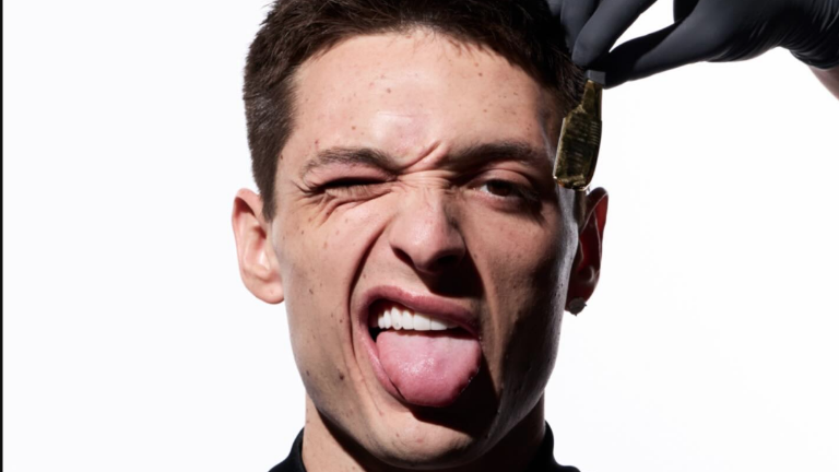 Peso Pluma rechaza tomarse foto con fan.