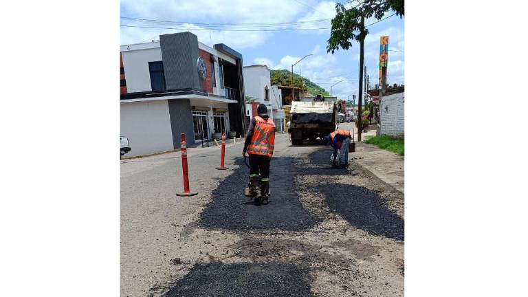 Obras Públicas realizó el bacheo en calle José López Portillo.