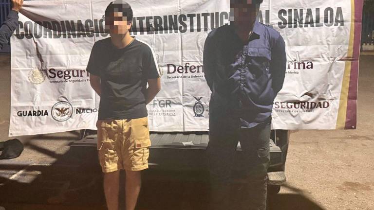 Policía Estatal detuvo a dos jóvenes con cigarros de presunta marihuana en Villas del Río, Culiacán.