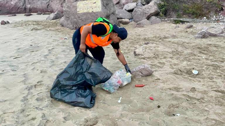Durante la Semana Santa, personal del Gobierno de Mazatlán reforzó la limpieza de playas.