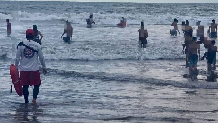 Elementos del Escuadrón de Salvamento Acuático auxiliaron a 25 personas que tuvieron dificultades para salir del mar debido al oleaje elevado.