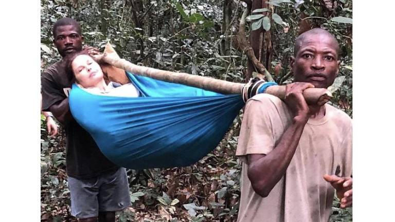 Imágenes de la odisea de Ashley Judd para salir de la jungla y llegar a un quirófano, después de romperse la pierna
