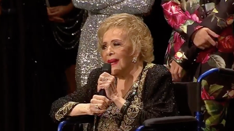 Silvia Pinal es homenajeada en el Palacio de Bellas Artes.