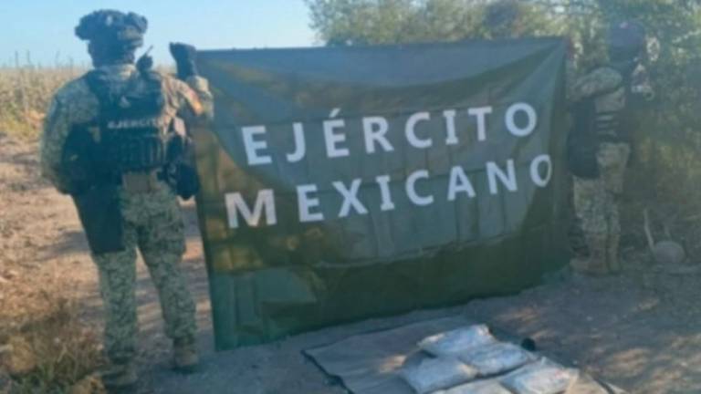 Efectivos militares localizaron el cargamento de presunta droga oculto en una caja de cartón en Elota.