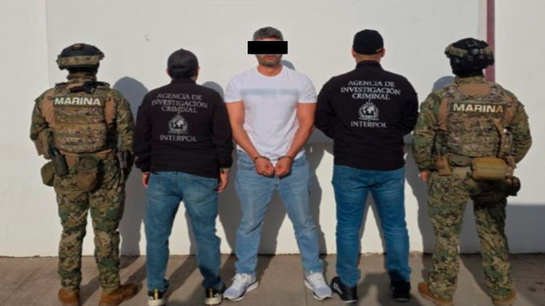 El detenido es custodiado por agentes tras el operativo en el fraccionamiento Urbivilla del Roble.