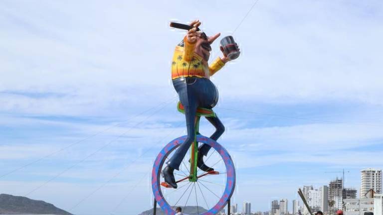 ‘El Genio Carnavalero’ llegó en monociclo y ya apartó su lugar en pleno malecón de Mazatlán
