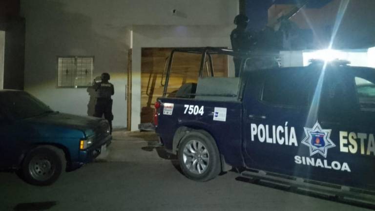 Armas largas, municiones y equipo de protección asegurados por agentes estatales en Culiacán.