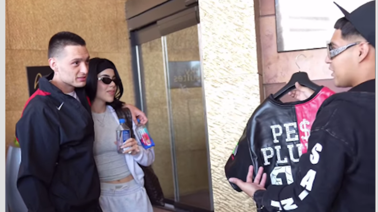 Peso Pluma recibe la playera de manos del diseñador Santiago a la Verry.