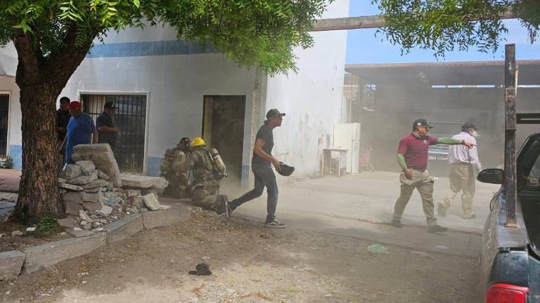 uerpos de auxilio rescataron a una adulta mayor durante un incendio en una vivienda de la Colonia Centro de Los Mochis.