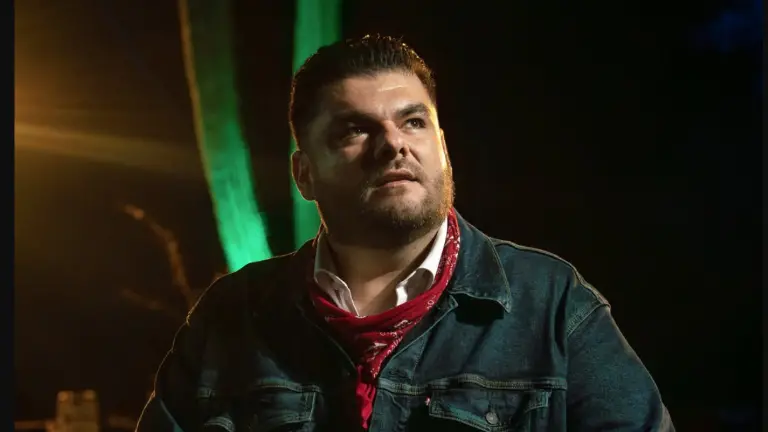 Max Peraza rinde tributo a Vicente Fernández.