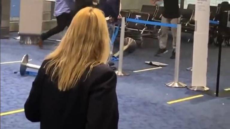 El pasajero 8de camiseta color negro) se pone violento.