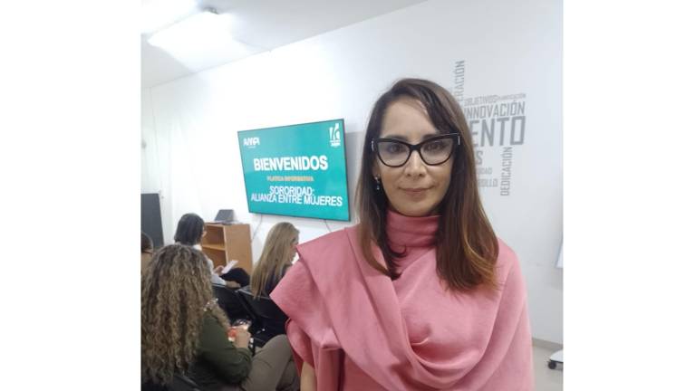 El conversatorio “Sororidad: Alianza entre Mujeres” fue impartido por la psicóloga Abril Rararu Millán.