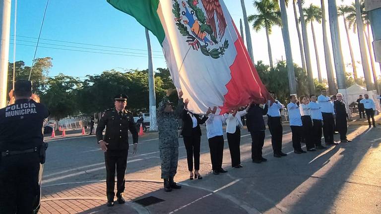 Ceremonia del Día de la Bandera en el Palacio Municipal de Ahome.