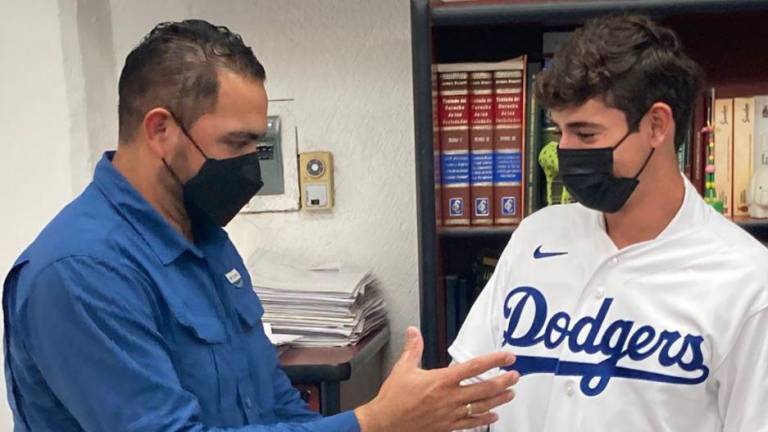 Agustín Acosta Villegas firma con la organización de Dodgers de Los Ángeles, en GL.