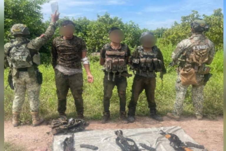 Ejército detiene a tres hombres con armas largas y equipo táctico en Escuinapa