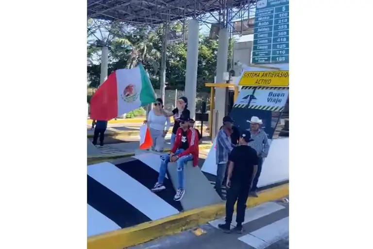 Productores toman caseta y liberan peaje de Costa Rica, en Culiacán