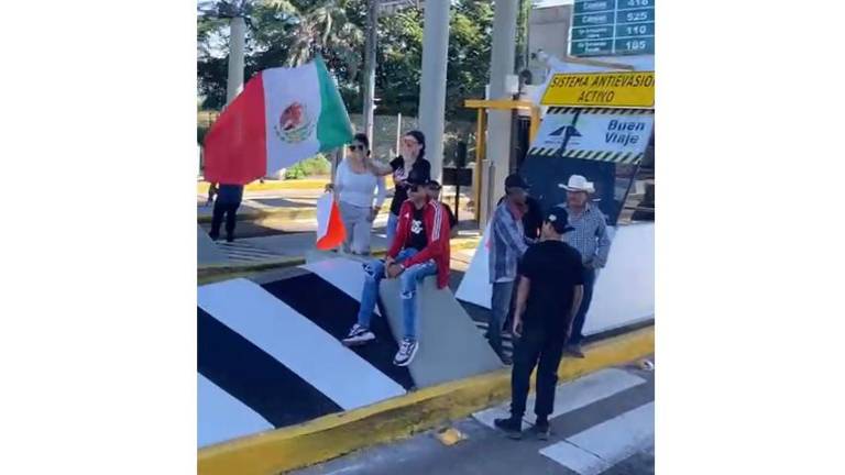 El peaje en la caseta de Costa Rica, en Culiacán, fue liberado este sábado por productores agrícolas de la zona centro de Sinaloa.