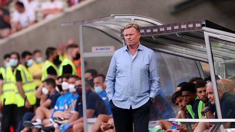 Ronald Koeman sale del Barcelona.