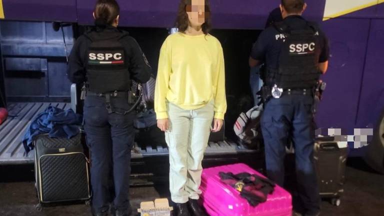 La mujer fue detenida en un punto de revisión de la caseta de Costa Rica, al sur de Culiacán.