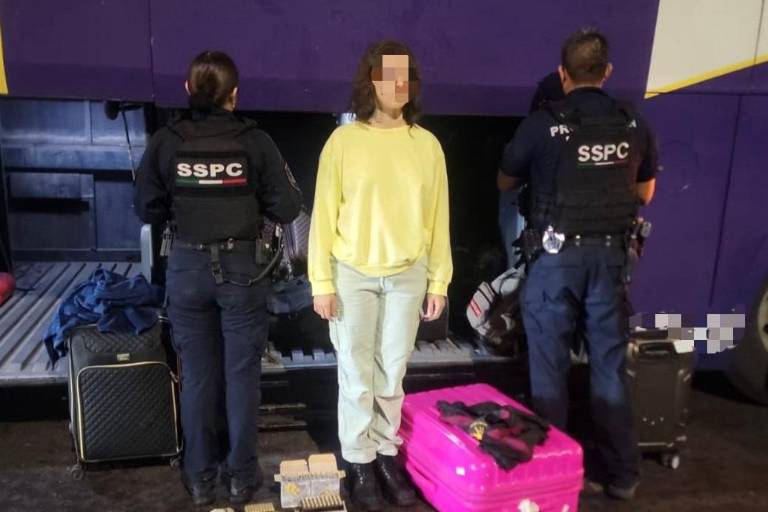 Detienen a mujer con más de 600 cartuchos y cargadores en un autobús en Culiacán