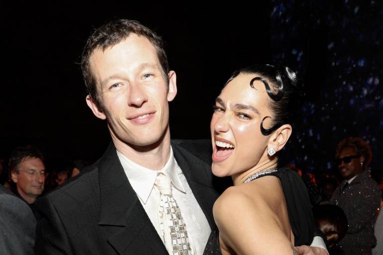 Confirma Dua Lipa su compromiso con Callum Turner