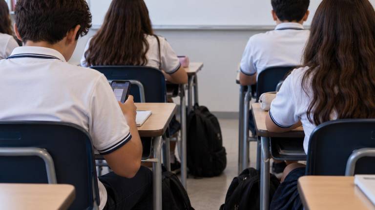 A partir de octubre de 2026, el uso de teléfonos celulares quedará restringido durante la jornada escolar en primarias y secundarias del País.