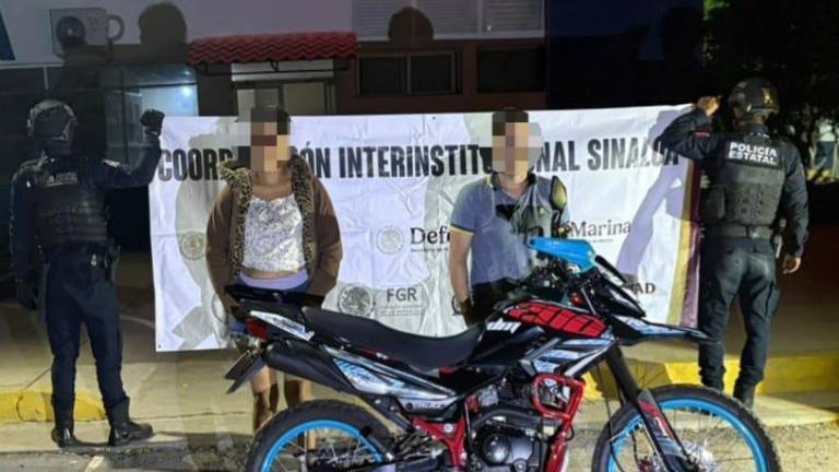 Agentes preventivos aseguran unidad y a dos civiles en Culiacán tras reporte de robo al 911.