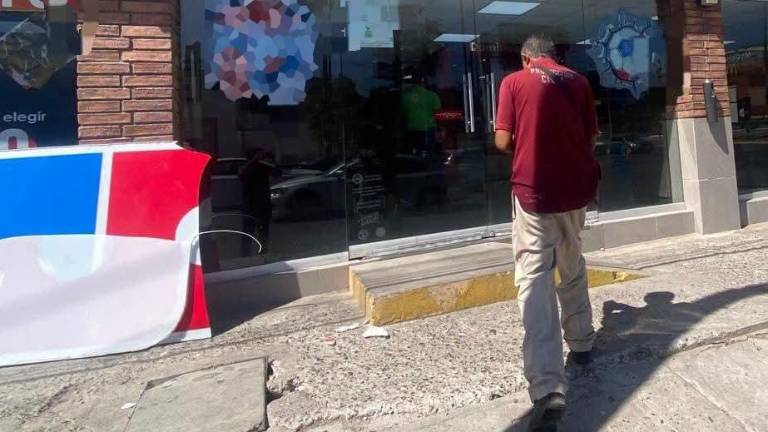 Elementos de emergencia atendieron la situación tras la caída de un anuncio luminoso en una zona comercial de Los Mochis.
