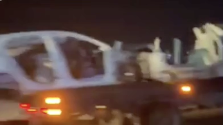 Un despliegue en Navolatillo derivó en el aseguramiento de varias unidades, algunas calcinadas; las primeras fueron trasladadas de noche a Culiacán.