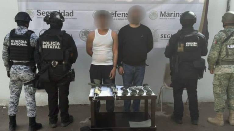 Las autoridades les decomisaron dos armas largas tipo AK-47 calibre 7.62x39 mm, ocho cargadores y 240 cartuchos del mismo calibre, así como dos chalecos tácticos.