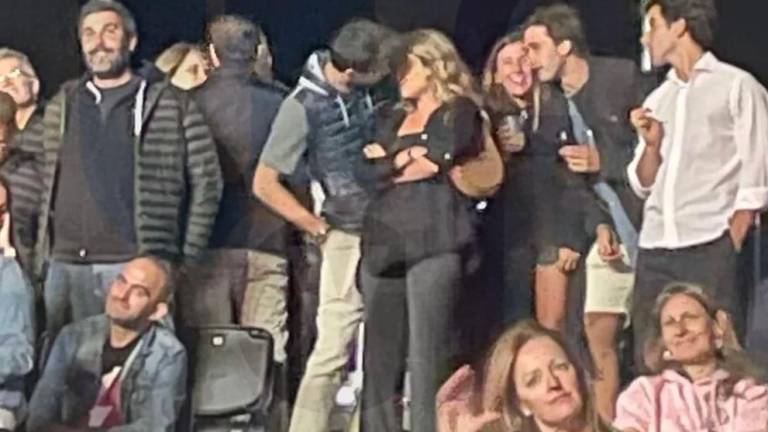 Gerard Piqué se presenta con su nueva novia en un concierto.