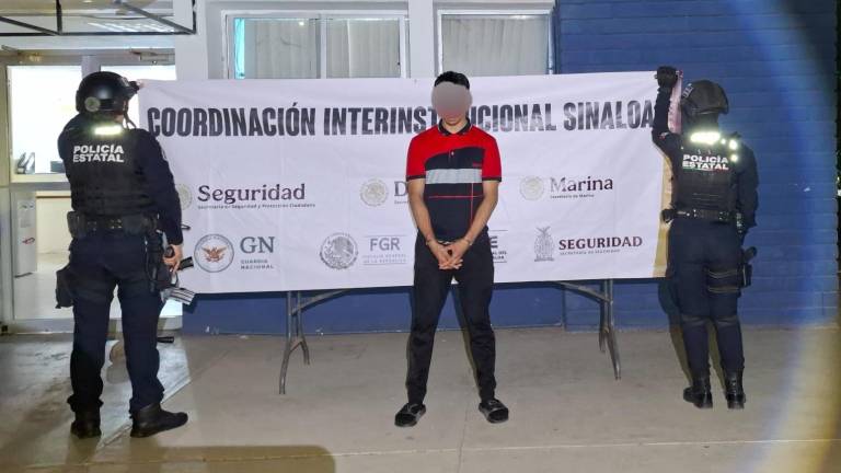 Policías estatales detuvieron a un hombre con orden judicial en Culiacán tras revisión vehicular en Lombardo Toledano.
