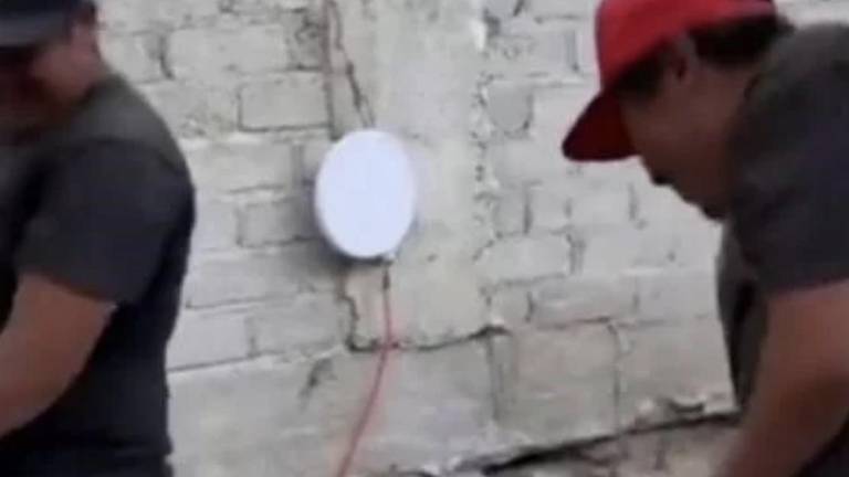 El Alcalde de Juventino Rosas, en Guanajuato, castiga a albañiles señalados de acoso, dándose tablazos entre ellos.
