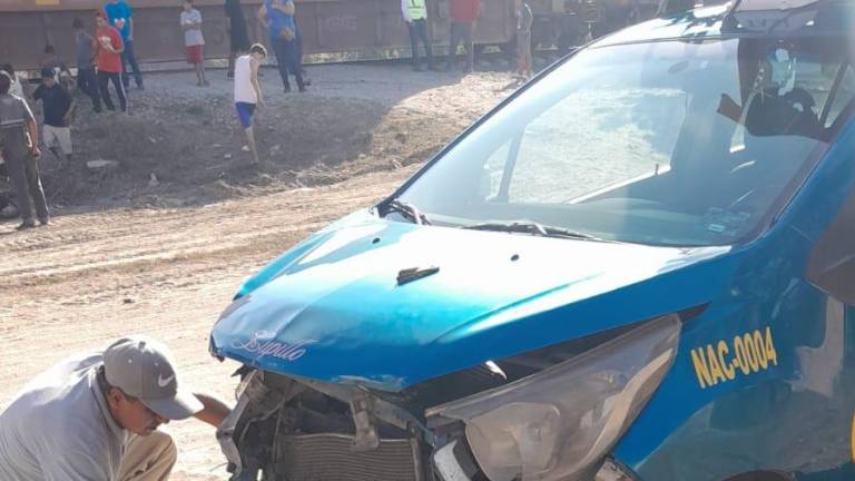 Taxi resulta con daños al ser golpeado por el tren, en Escuinapa