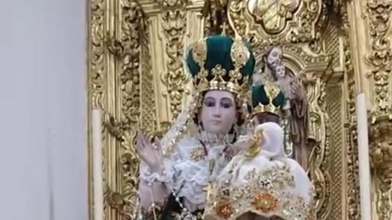 Realizan cambio de vestido a La Virgen del Rosario previo al inicio del novenario