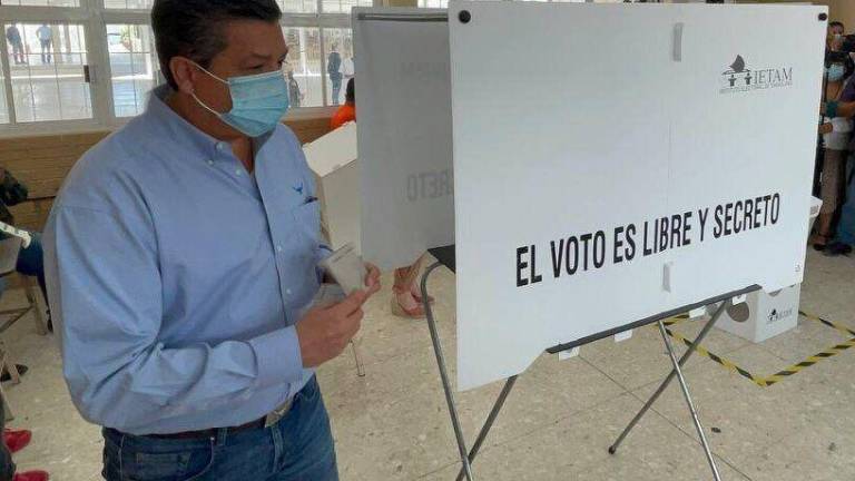Francisco García Cabeza de Vaca, Gobernador de Tamaulipas, acude a votar.