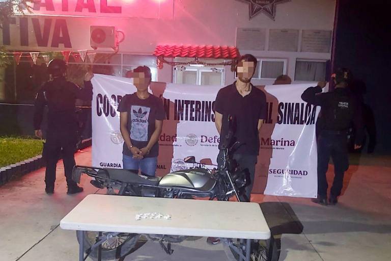 Detienen a dos con presunta droga en moto en Culiacán