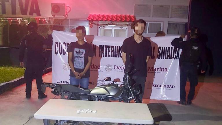 Dos hombres fueron detenidos en moto con 11 dosis de presunta droga en el sector norte de Culiacán.