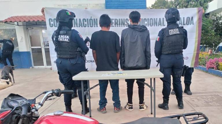 Elementos de la Policía Estatal Preventiva detuvieron a dos hombres en San Pedro, Navolato, durante un operativo conjunto.