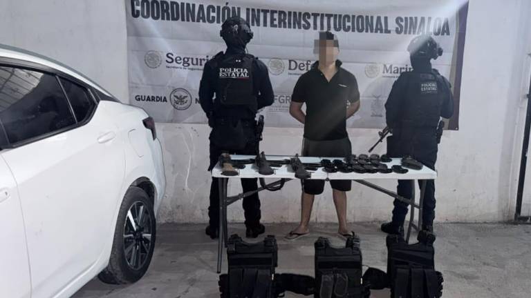 Elementos del GOES aseguraron armas largas, equipo táctico y un vehículo robado durante operativo en Mazatlán.