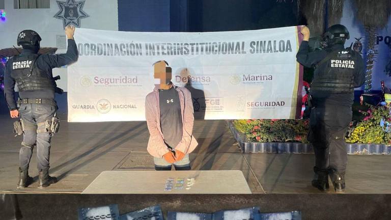 Policías estatales detuvieron a un hombre con presunta droga en el fraccionamiento Valle Alto, en Culiacán.