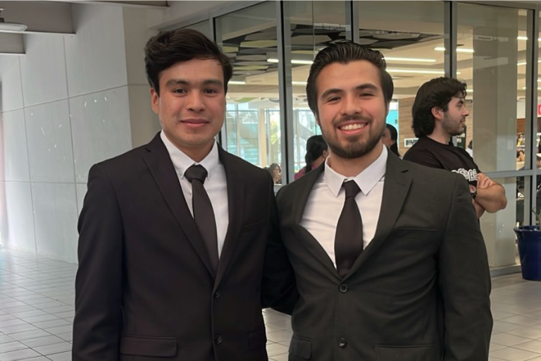 Realizan alumnos de Tecmilenio la firma de sus títulos universitarios