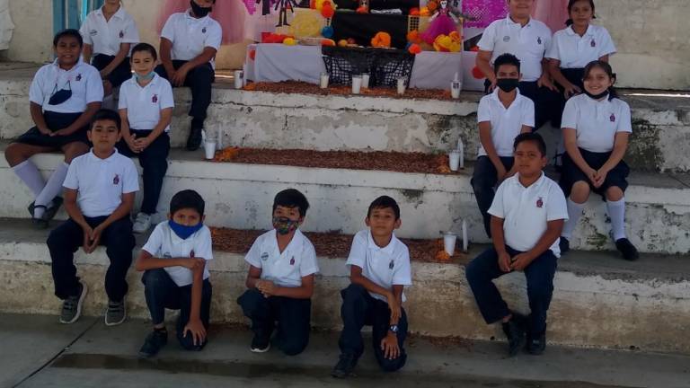 Alumnos de la Primaria Jesús García honran a sus difuntos