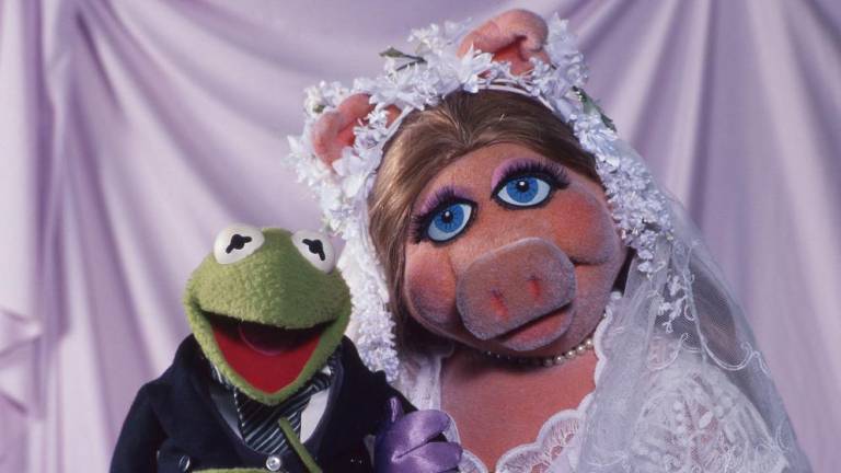 Ahora es Peggy de los Muppets; piden cancelarla por fomentar violencia de género