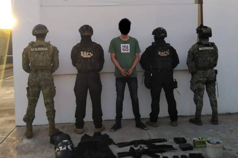 Marina detiene a una persona y asegura armas, vehículos blindados y equipo táctico en Mocorito