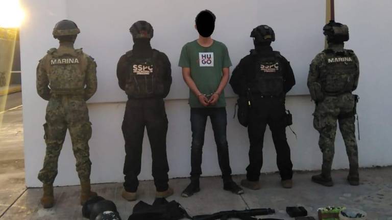 Elementos de la Marina detuvieron a un hombre y aseguraron un arsenal y vehículos blindados en Mocorito.