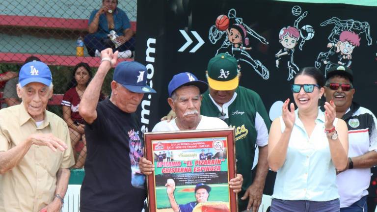 Epifanio “Pizarrín” Cristerna Espinoza recibe su reconocimiento.